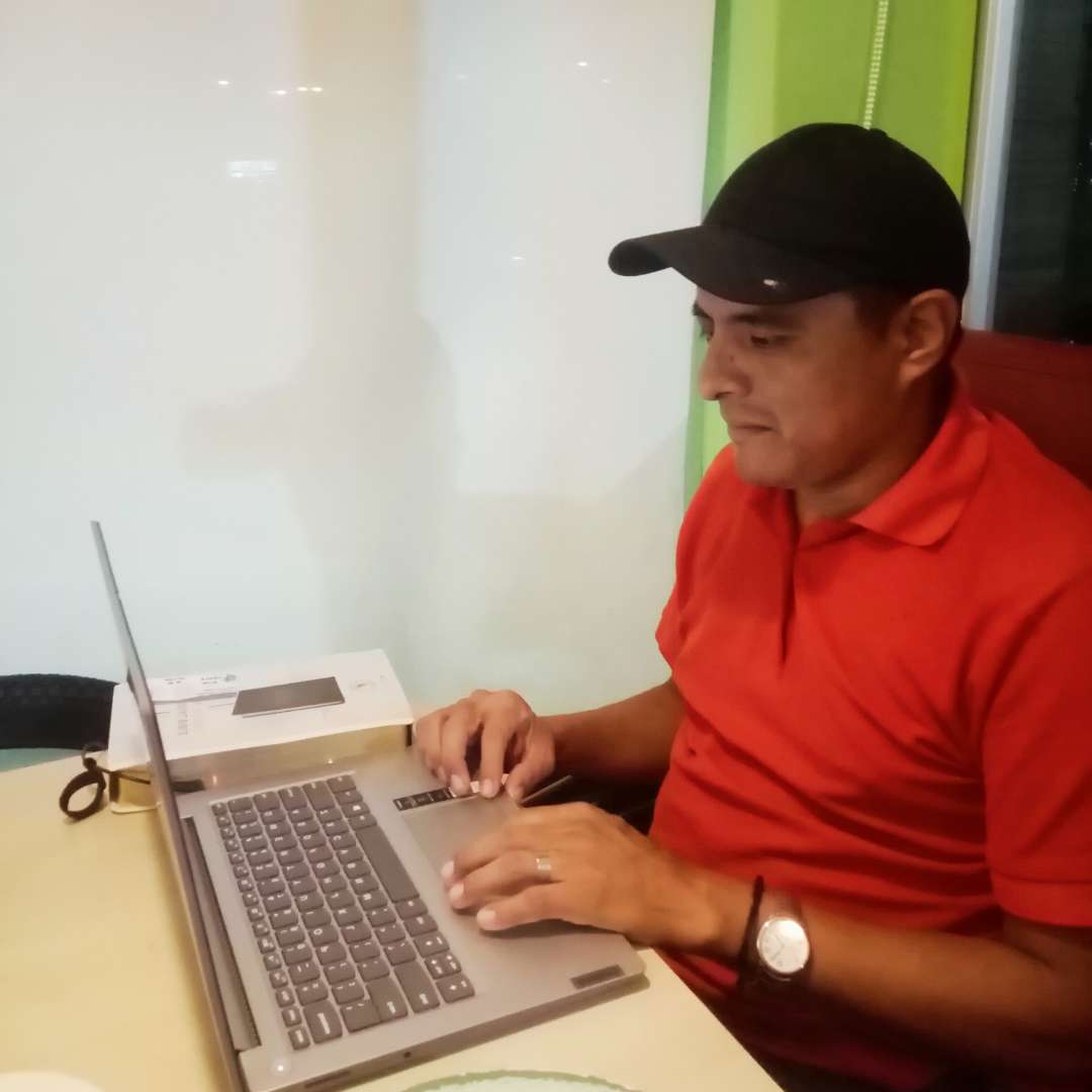 Rey-cortez-estudiando