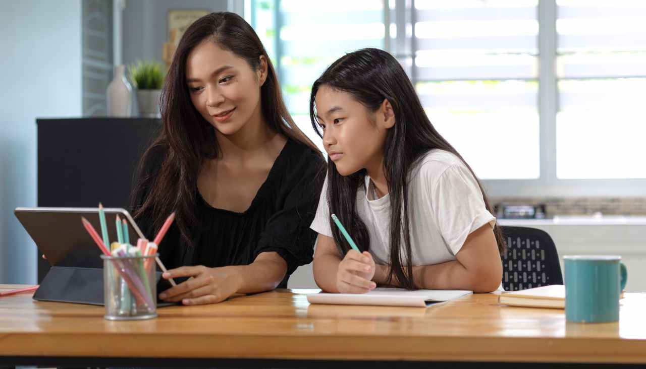 madre-e-hija-educando-en-casa