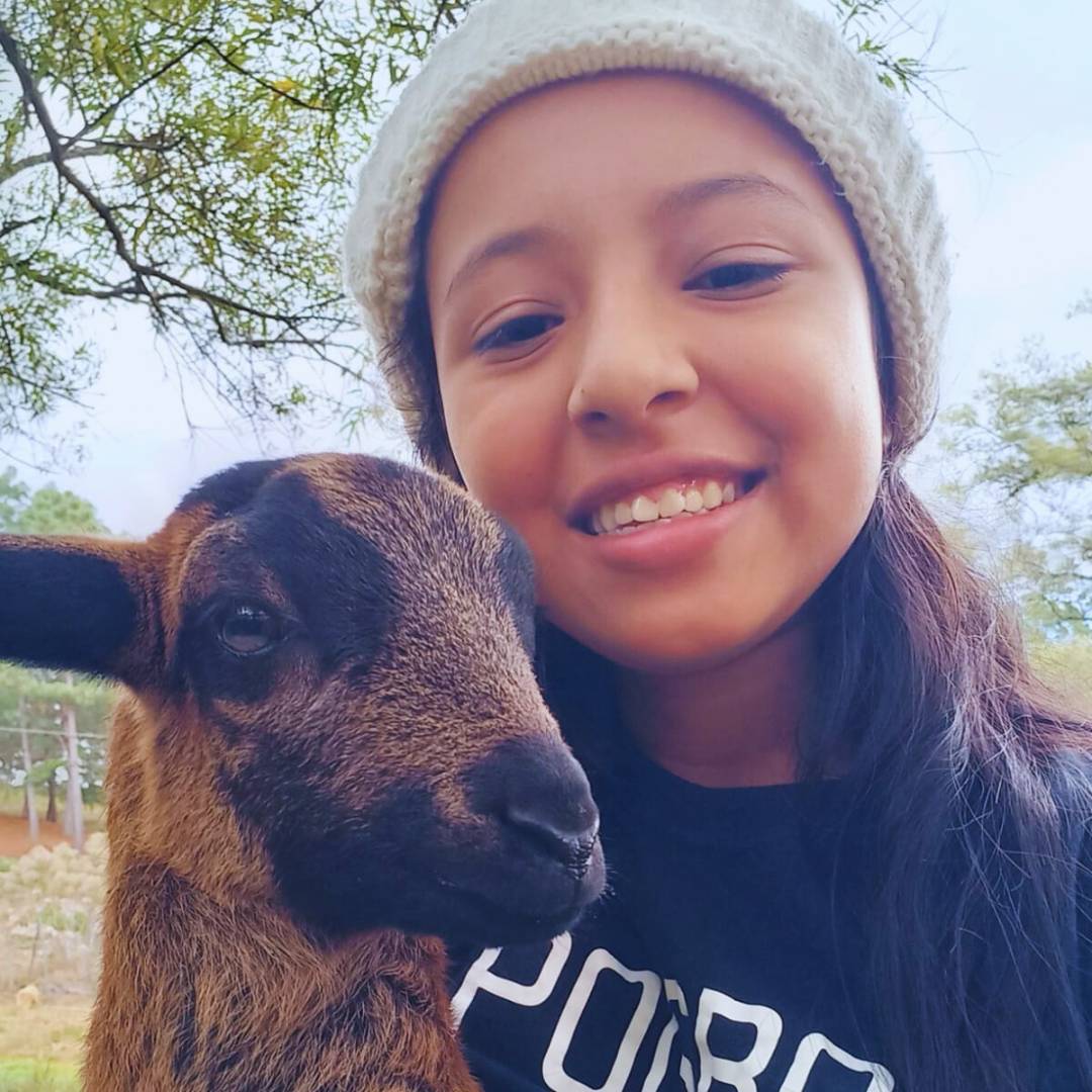 niña-con-una-cabra
