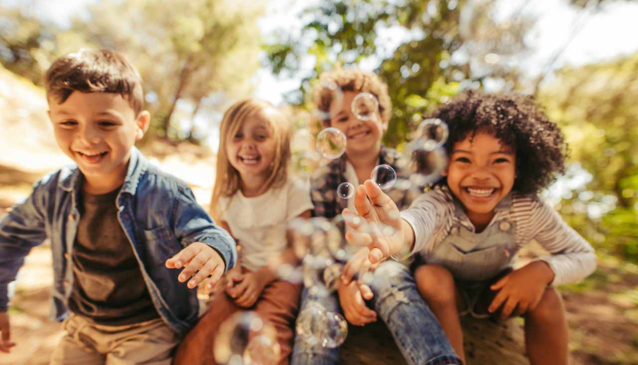 niños-homechoolers-jugando-al-aire-libre