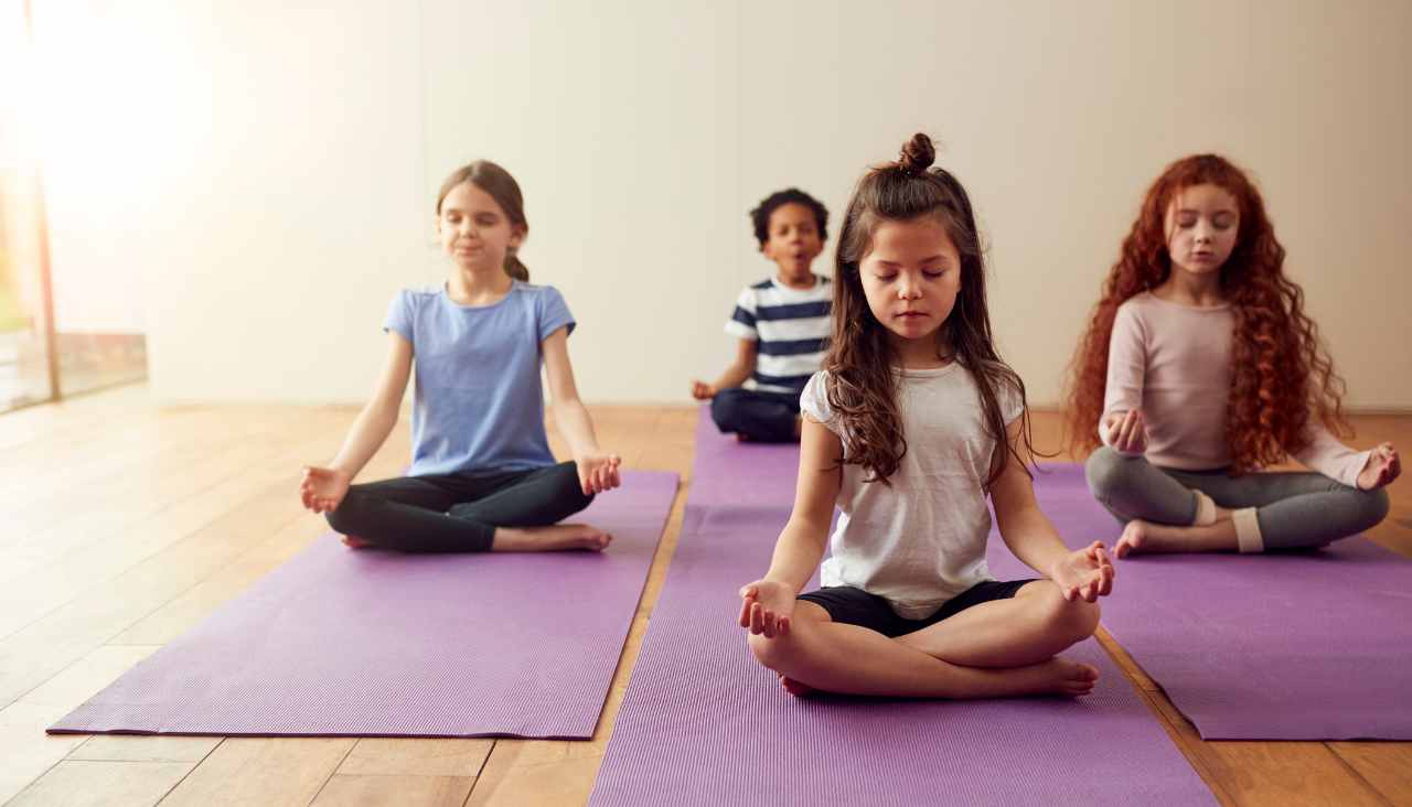 niños-homeschoolers-meditando