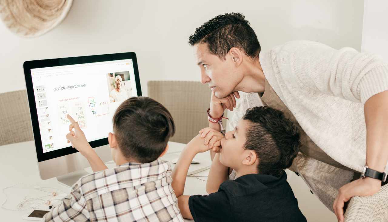 padre-e-hijos-aprendiendo-informatica