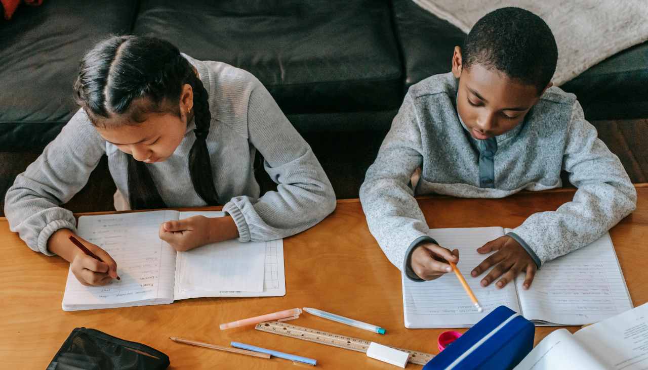 pareja-de-niños-homeschoolers