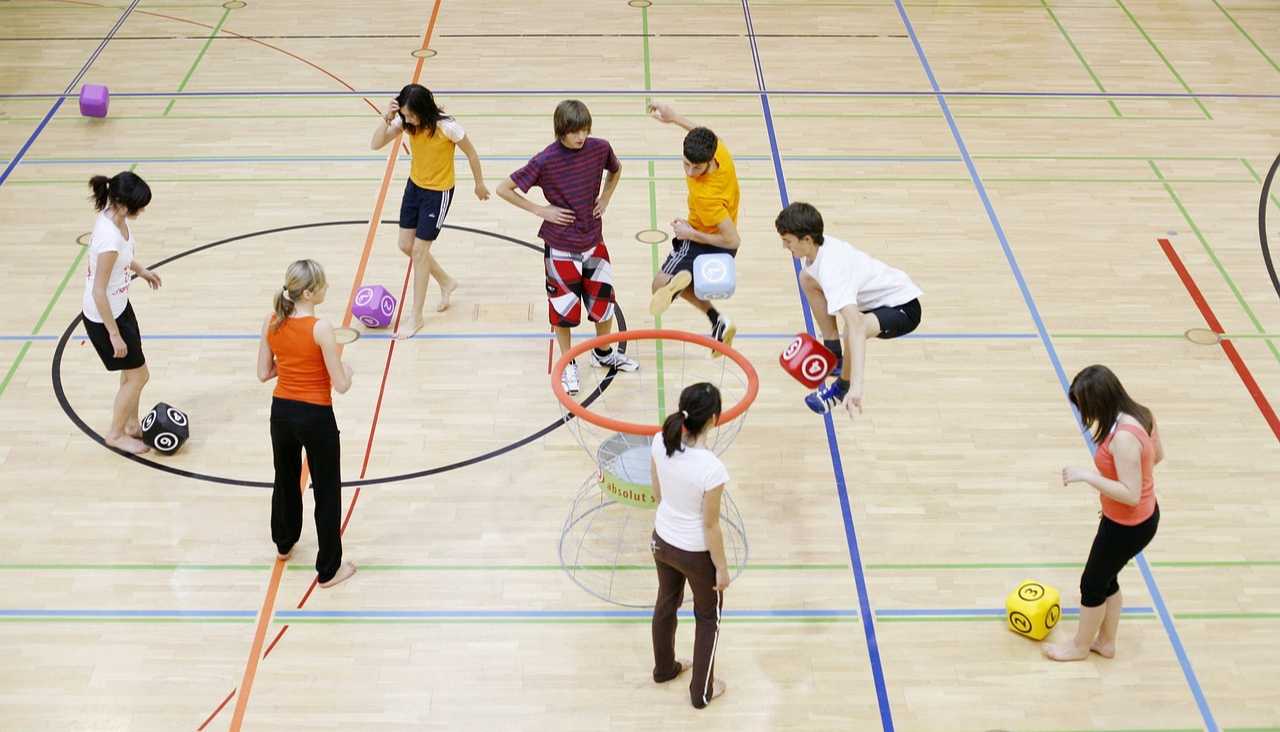 jóvenes-practicando-deportes