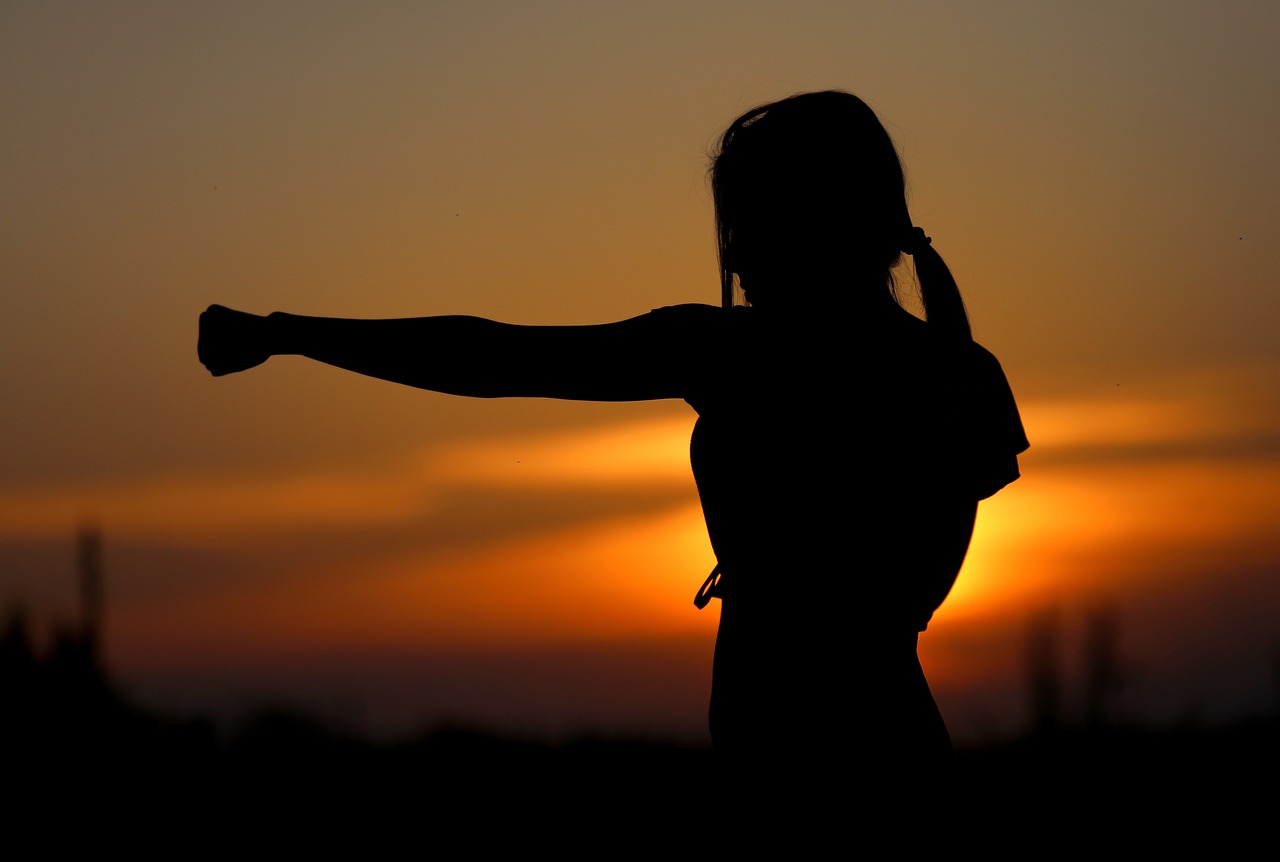mujer-joven-karate