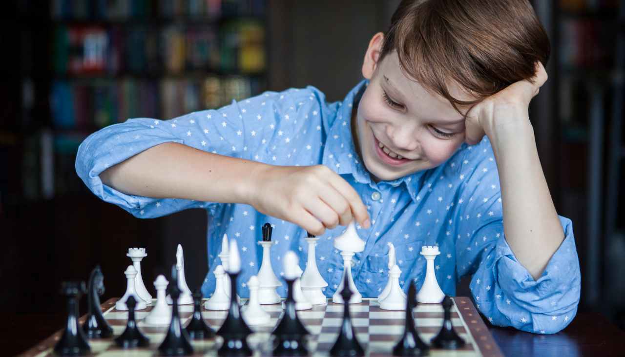niño-jugando-ajedrez